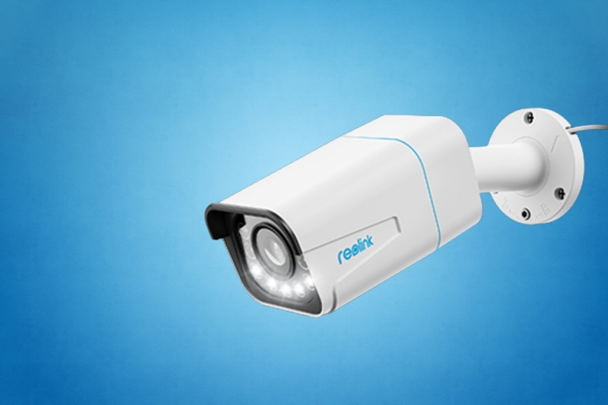 Reolink RLC-811A kamera na plavoj pozadini