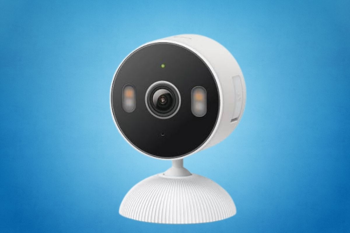 TP-Link Tapo C120 na plavoj pozadini